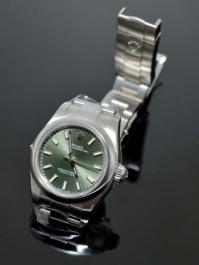 Rolex Lady's Oyster Perpetual 26 Ref.176200 automatic Chronometer Olive Green dial in Steel