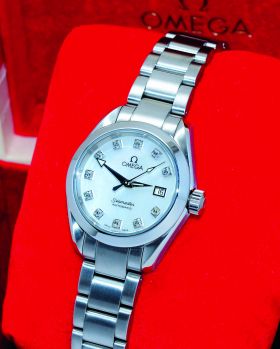 Omega 29mm lady's "Seamaster Aqua Terra" Automatic Date Ref.25637500 with 11 diamonds on Pearl dial in Steel